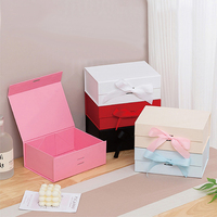 Boîte cadeau personnalisée de luxe avec fermeture magnétique mate, boîte d'emballage rigide en papier pliable pour vêtements et cosmétiques