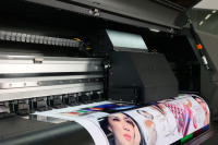 EP1604 (4 cabezales) 4 colores/8 colores 1,6 M Impresora fotográfica solvente ecológica grande Plotter de inyección de tinta de impresión flexible de vinilo con cabezal de impresión I3200