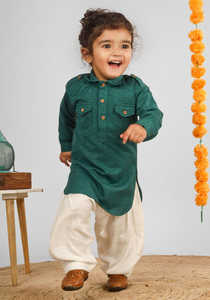 Niño con kurta azul claro, atuendo tradicional con botones de madera, ropa étnica elegante, detalle de retrato. - Product Image 2