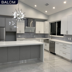 Cocina <span class=keywords><strong>de</strong></span> Lujo BALOM con Gabinetes Gris Tormenta y Blancos, Madera Maciza, Acrílico Puro, Acrílico Compuesto, Acero Inoxidable, Superficie Sólida - Product Image 1