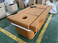 Table de massage pliable haut de gamme avec cadre en PVC et bois, intégrant un canapé de massage des pieds et une fonction de thérapie par levage électrique intelligent.