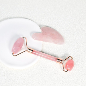 <span class=keywords><strong>Rodillo</strong></span> Facial <span class=keywords><strong>de</strong></span> <span class=keywords><strong>Cuarzo</strong></span> <span class=keywords><strong>Rosa</strong></span> 100% Natural <span class=keywords><strong>de</strong></span> Alta Calidad con Caja Gua Sha, <span class=keywords><strong>Rodillo</strong></span> Facial <span class=keywords><strong>Rosa</strong></span> para el Cuidado <span class=keywords><strong>de</strong></span> la Piel - Product Image 1