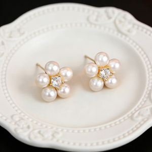 सुरुचिपूर्ण विंटेज फूल मोती स्टड इयररिंग्स महिलाओं पीतल की चांदी की प्लेटेड नकली मोती जिरकॉन क्रिस्टल हाइपोएलर्जेनिक गहने दैनिक - Product Image 3