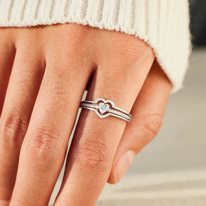 Anello con design a doppio cuore, semplice anello da dito per donna - Product Image 2