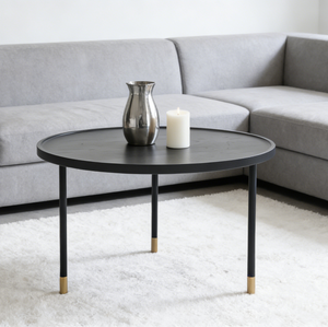 Table basse minimaliste noire mate avec plateau rond, quatre supports métalliques et accents dorés, pour café, studio, bordure foncée, durable - Product Image 2