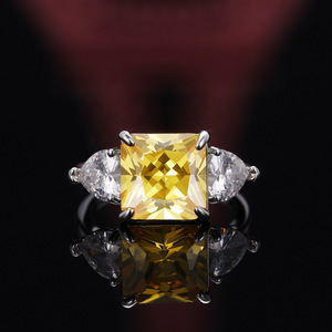 Anello con zircone rosa taglio principessa per donna, elegante gioiello da dito a quattro punte - Product Image 2