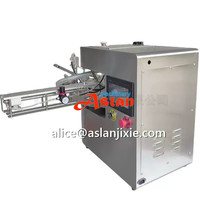 Machine de remplissage et de bouchage automatique autonome pour sachets avec machine intégrée pour bouchons à vis / Machine de remplissage et de bouchage pour sachets souples à bec verseur pour sauces