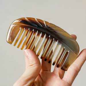 Peine de cuerno de búfalo ecológico hecho a mano con dientes lisos para desenredar suavemente y prevenir las puntas abiertas - Product Image 1
