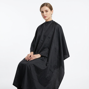 Cape de barbier personnalisée en polyester noir, imperméable, légère, respirante, pour la coiffure et la coupe de cheveux, capes de barbier professionnelles - Product Image 1