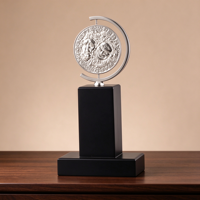 Trophée de théâtre personnalisé en alliage de zinc avec base noire et plaque métallique rotative personnalisée pour événement scénique