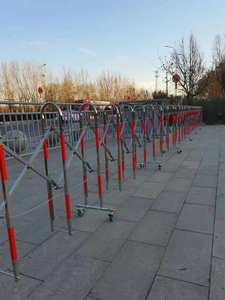 स्टेनलेस स्टील बोलार्ड ट्रैफिक बैरियर रिट्रेटेबल मोबाइल सेफ्टी रोड ब्लॉक कैस्टर्स टेलीस्कोपिक गारंटर लाइट भीड़ नियंत्रण - Product Image 5