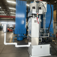 Presse de vulcanisation automatique à colonne pour la production de plaquettes de frein et de pièces automobiles, et la fabrication de pièces en caoutchouc