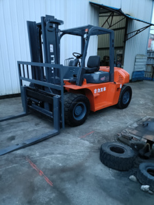 Chariot élévateur diesel HELI H2000 50 5 tonnes d'occasion, moteur Isuzu, transmission intégrale, mât à deux étages, fonctionnement assis, tout-terrain, longueur de fourche 1070 mm, 2023 - Product Image 3