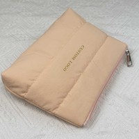 Trousse de maquillage gonflée avec logo personnalisé Trousse de toilette légère Trousse cosmétique en nylon matelassé avec fermeture éclair pour rouge à lèvres pelucheux