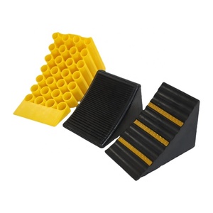 Fermo Ruota in Gomma Antiscivolo Portatile ad Alta Resistenza con Riflettore, Resistente agli Impatti Forti, Prodotto per Uso Stradale - Product Image 1