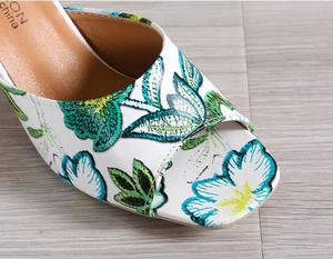 Chaussures à talons hauts pour femmes Style romain Antidérapant Plage Talons épais Grande taille Commerce extérieur Vêtements d'extérieur Sandales à imprimé graffiti - Product Image 4