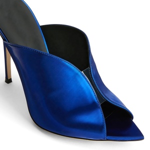<span class=keywords><strong>Scarpe</strong></span> da <span class=keywords><strong>donna</strong></span> con tacco alto e tacco alto a punta aperta metallizzata Royal Blue Slip On sandali - Product Image 4