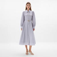 Robe midi plissée trapèze pour femme, lavande clair, col chemise, boutonnée, manches bouffantes, poches à rabat, ceinturée, personnalisable, vente en gros