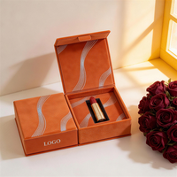 Scatola Regalo Personalizzata in Velluto Rosso con Design Ispirato alle Ventagli e Linee in Rilievo per Branding in Stile Cinese