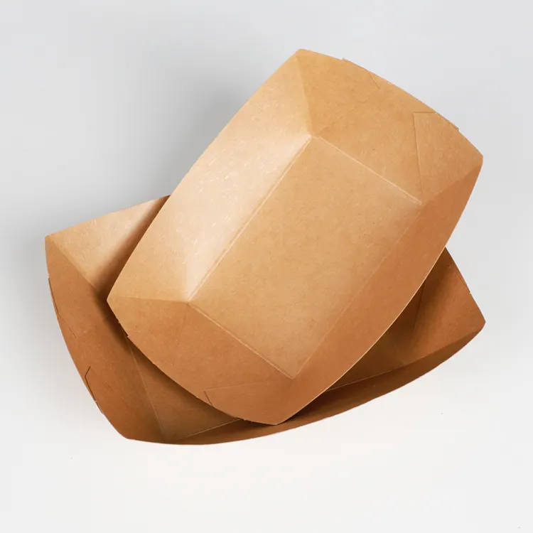 علبة بطاطس مقلية مزودة بمغلف من الورق المقوى للاستعمال مرة واحدة في المطاعم لإعداد الأطعمة السريعة