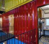 IBeehive Bâtiment en acier Conteneur préfabriqué à structure plate avec toit en pente Design moderne Durée de vie de 20 ans Utilisation hôtelière