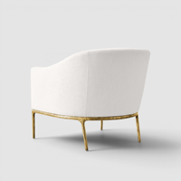 Fauteuil barillet de luxe en tissu blanc, chaise longue d'appoint moderne et courbée avec structure dorée martelée pour salon ou coiffeuse