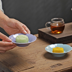 Petite assiette en céramique chinoise pour thé et en-cas, forme de fleur, motif lotus, pour les fêtes - Product Image 2