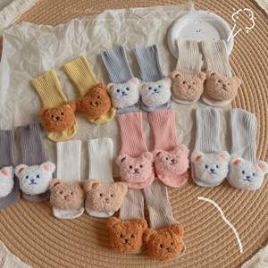Chaussettes de sol à double aiguille pour enfants roses Filles populaires Semelle antidérapante Poupée de dessin animé Chaussettes à tube moyen Cadeau d'anniversaire pour bébé - Product Image 1