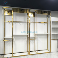 Présentoir à vêtements doré personnalisable pour magasin de vêtements, avec étagère à chaussures et porte-sacs