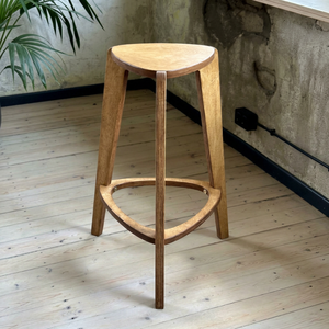 Tabouret de bar triangulaire en bois courbé, chaise de comptoir minimaliste à 3 pieds pour café, restaurant, hôtel (vente en gros) - Product Image 1