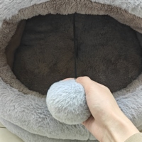 Vente en gros : Niche pour chat en peluche unie d'hiver, type igloo semi-fermé, apaisante, anti-anxiété, lavable – Fabricant