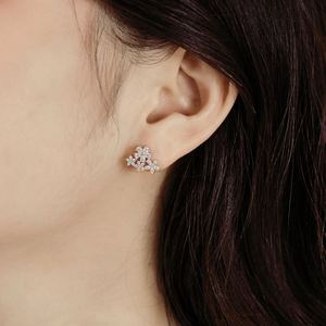 เครื่องประดับแฟชั่น Dylam Dainty สำหรับเทศกาลปีใหม่ คริสต์มาส  ต่างหูแบบติดหูรูปดอกไม้ประดับเพชรคิวบิกเซอร์โคเนีย 5A สำหรับผู้หญิงและเด็กผู้หญิง - Product Image 4