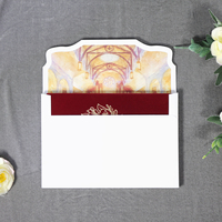 Pochette d'invitation de mariage pliée en velours rouge personnalisée, avec estampage à chaud et cartes d'insertion pour RSVP