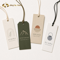 Étiquettes suspendues personnalisées en papier avec logo imprimé de la marque Jinyi, design personnalisé pour sacs, étiquettes suspendues sur mesure.