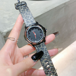 Nouvelle montre pour femme tendance et élégante à imprimé léopard, grand cadran, bracelet en silicone - Product Image 4