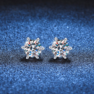 Boucles d'oreilles en fil <span class=keywords><strong>de</strong></span> fleur <span class=keywords><strong>de</strong></span> prunier à six griffes en argent 925 avec bordure croisée en diamant Mosang <span class=keywords><strong>de</strong></span> couleur D pour le mariage en Europe et en Amérique - Product Image 4