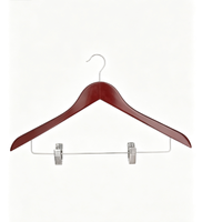 Cintre en bois massif rouge avec pinces métalliques pour manteaux et pantalons lourds, très vendu sur le marché américain