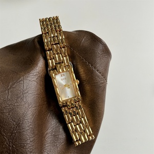 Nouvelle Montre à Quartz Rectangulaire Simple et Tendance avec Bracelet en Alliage, Style Vintage Petit Sucre, Montre Dorée pour Femme - Product Image 2