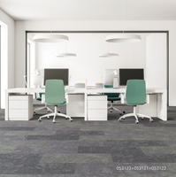 Dalles de moquette modulaires en nylon écologiques 50x50 avec support auto-adhésif en PE, design bouclé pour les espaces de bureau et de salon