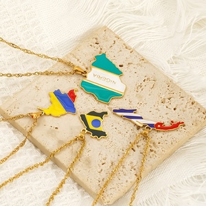 HB0703 Collier pendentif carte <span class=keywords><strong>du</strong></span> monde en acier inoxydable plaqué or 18 carats avec breloque drapeau émaillé, bijoux patriotiques, vente en gros - Product Image 1