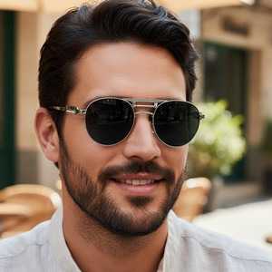 Lunettes de soleil UV400 en <span class=keywords><strong>acier</strong></span>, style européen et américain, <span class=keywords><strong>nouvelle</strong></span> collection, personnalisées, polyvalentes, tendance hip-hop punk, monture complète pour homme, design sophistiqué - Product Image 2