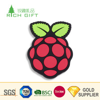 Personnalisable en relief 3D en caoutchouc souple PVC Pirate Logo Pin Badge à coudre Fabriqué en Chine