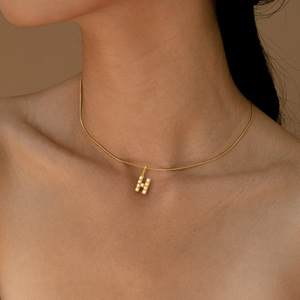 Colgante de Perla con Inicial |   Colgante de Letra del Alfabeto en Acero Inoxidable Chapado en Oro PVD de 18K para la Creación de Joyas |   Impermeable e Hipoalergénico - Product Image 4