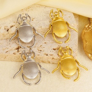 Ciondolo Scarabeo in Acciaio Inossidabile 304 da 27x31mm, Placcato Oro 18K, Charm a Forma di Insetto Egiziano per Creazione di Gioielli Fai-da-Te - Product Image 3