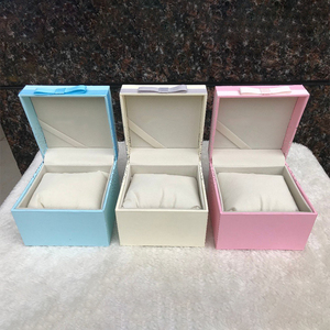 กล่องนาฬิกาหลายสีลายดาว พร้อมโบว์ริบบิ้น กล่องบรรจุภัณฑ์นาฬิกาข้อมือทรงสี่เหลี่ยมแบบพลิก ด้านในบุผ้ากำมะหยี่ กล่องของขวัญนาฬิกาสุดหรู รุ่น C - Product Image 1