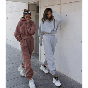 Completo da jogging da donna <span class=keywords><strong>in</strong></span> <span class=keywords><strong>velluto</strong></span> personalizzato 2026 all'ingrosso, set 2 pezzi con crop top e felpa con cappuccio - Product Image 1