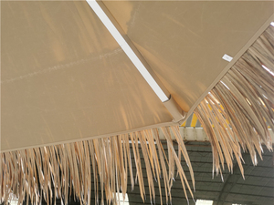 <span class=keywords><strong>Ensemble</strong></span> <span class=keywords><strong>table</strong></span> <span class=keywords><strong>et</strong></span> chaises d'extérieur avec parasol en dentelle pour la plage <span class=keywords><strong>et</strong></span> la pluie, parasol de plage luxueux sur pied en chaume personnalisé pour l'extérieur - Product Image 3