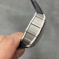 Montre de style racing à esthétique mécanique, boîtier en acier inoxydable avec bracelet en caoutchouc noir, montre pour homme