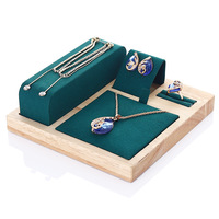 Présentoir à bijoux en bois multi-sections A1 avec buste pour colliers, panneau pour boucles d'oreilles, support pour bagues, tapis pour pendentifs et présentation de vente au détail