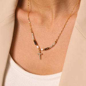 Collar de Perlas de Agua Dulce con Cruz, Estilo Europeo Americano, Moderno y Versátil, Cadena para Clavícula, Acero Inoxidable, Chapado en Oro - Product Image 2